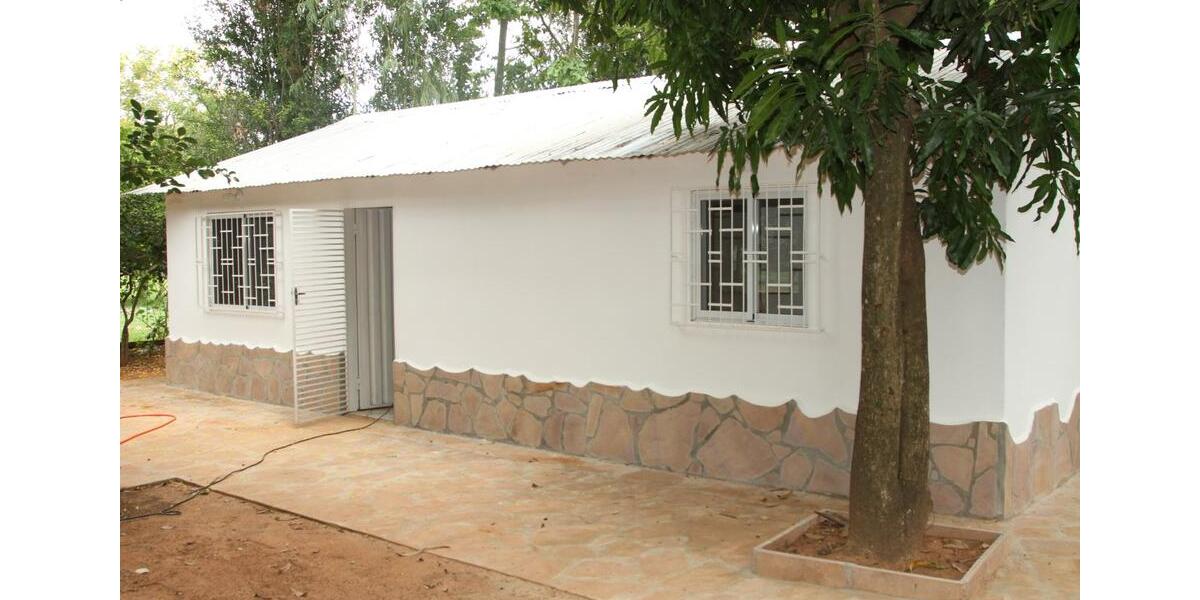 Paraguay, Mbocayaty (Guairá): Haus 3 Zimmer Küche Bad, viele Bäum 3 zimmer