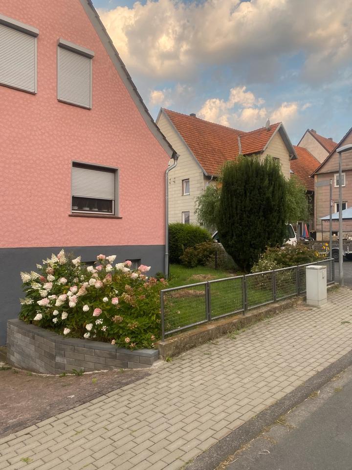 Schöne kleine 1-2 Zimmer Wohnung mit Garten und Garage