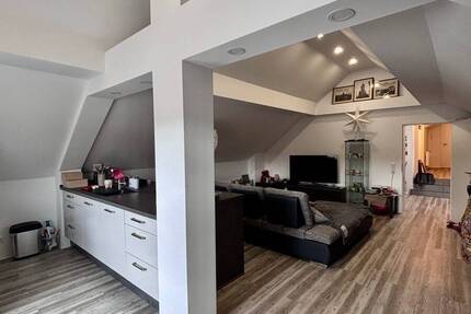 Exklusives Wohnen im Dachgeschoss - Kunstvolle Architektur trifft auf beeindruckende Raumhöhe 4 zimmer