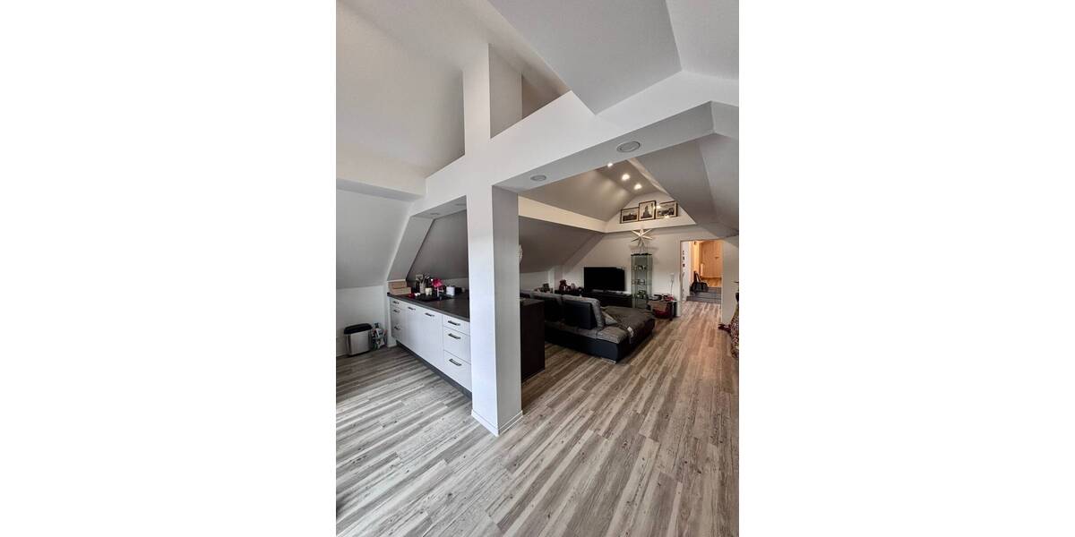 Exklusives Wohnen im Dachgeschoss - Kunstvolle Architektur trifft auf beeindruckende Raumhöhe 4 zimmer