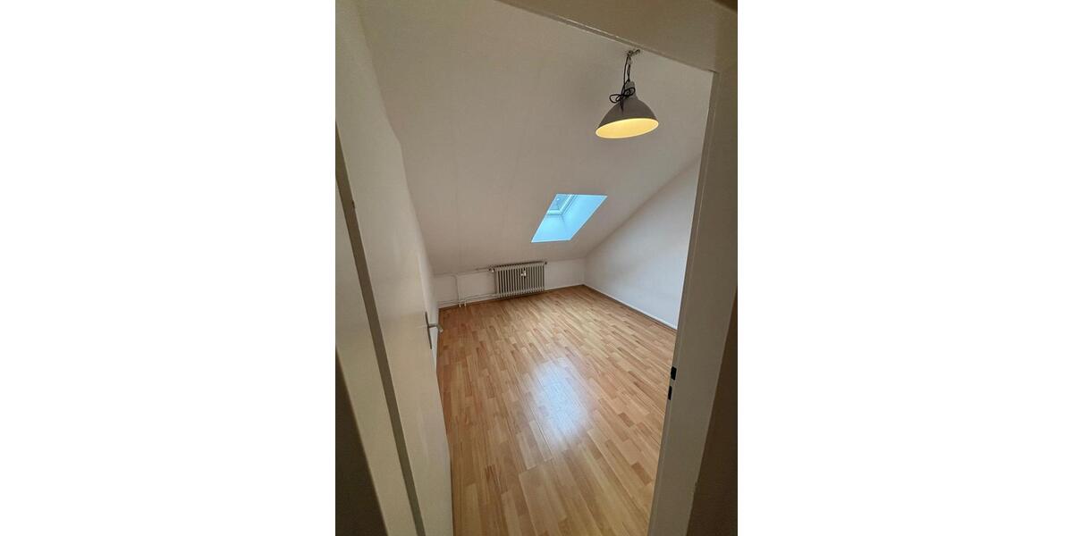 Dachgeschoßwohnung Kassel Fasanenhof - 26 Zimmer, 85 m&sup2;, 690&euro; | Angebot:25975715