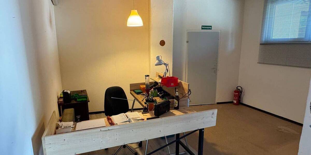 Betriebsgrundstück mit 3 Lagerhallen und einer Wohneinheit zu erwerben zimmer