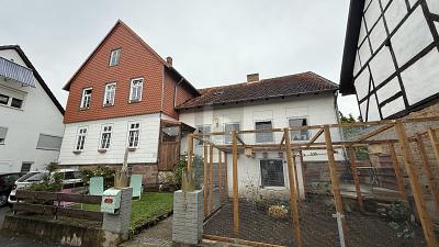 MODERNISIERT & AUSBAUFÄHIG  RUHIG GELEGEN
