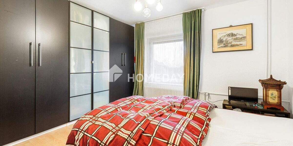 Einfamilienhaus mit zwei Wohnbereichen, großer Garage und BüroGewerbefläche 7 zimmer