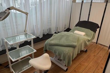 vermiete ein Behandlungszimmer und zwei Arbeitsplätze zimmer