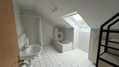 FRISCH RENOVIERT  SCHÖNE AUSSICHT MIT STELLPLATZ - Dachgeschoßwohnung Bad Emstal | Angebot:26230260