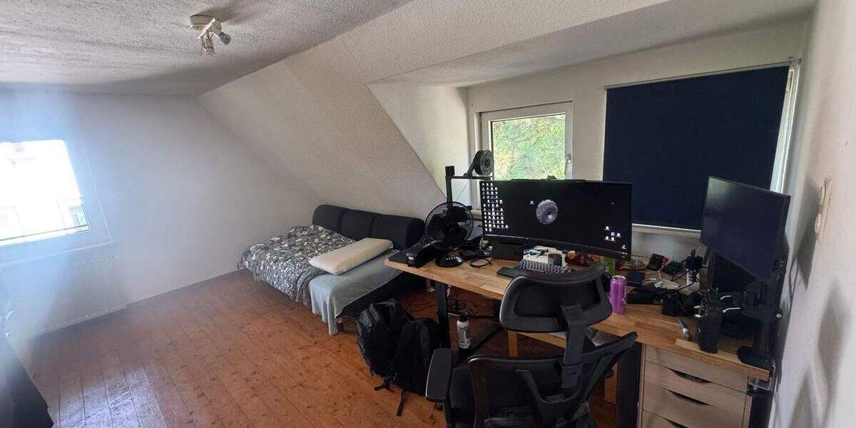 Zentral gelegenes Ein-bis Zweifamilienhaus mit großem Garten 4 zimmer