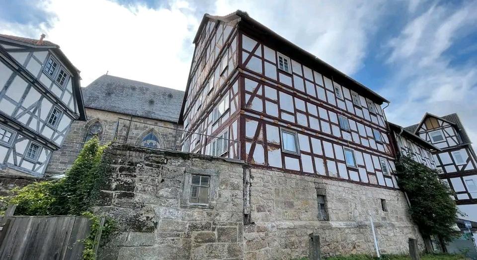 Einfamilienhaus Wolfhagen - 13 Zimmer, 365 m&sup2;, 97.000&euro; | Angebot:26025127