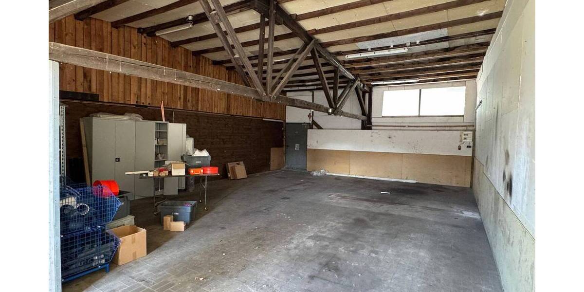 Betriebsgrundstück mit 3 Lagerhallen und einer Wohneinheit zu erwerben zimmer