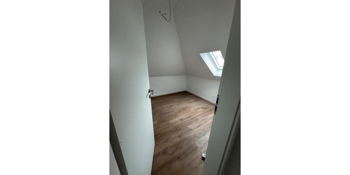 Erstbezug nach Kernsanierung 85m² Dachgeschosswohnung in Felsberg 2.5 zimmer