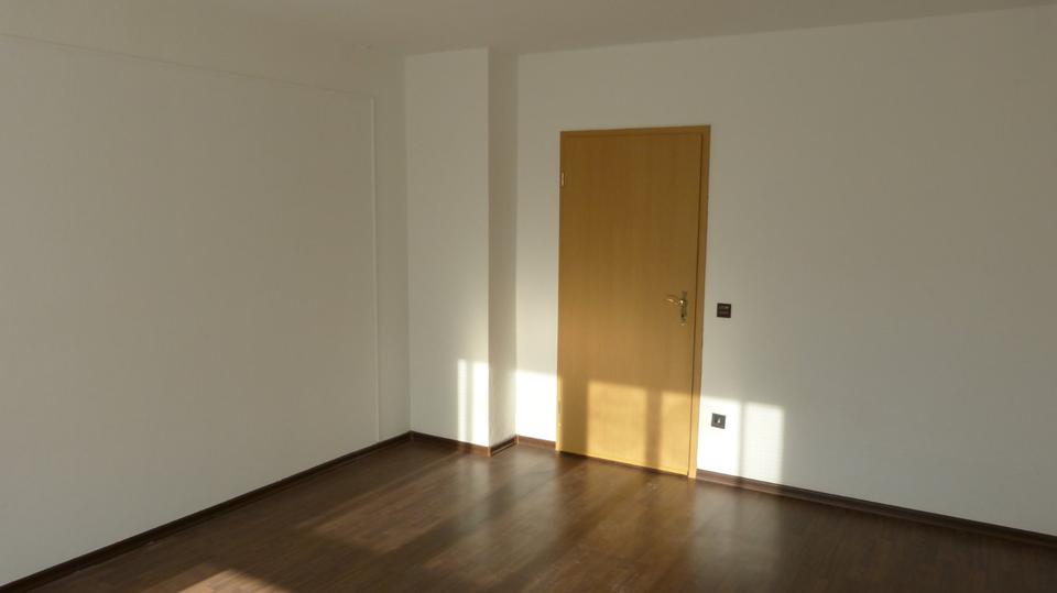 3 Zimmer und 2 Zimmer eine Wohnung auf 2 Etagen Plus Garage 5 zimmer
