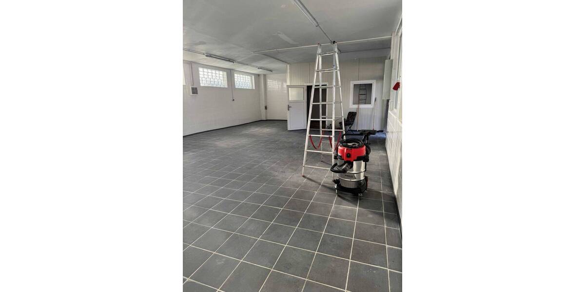 Betriebsgrundstück mit 3 Lagerhallen und einer Wohneinheit zu erwerben zimmer