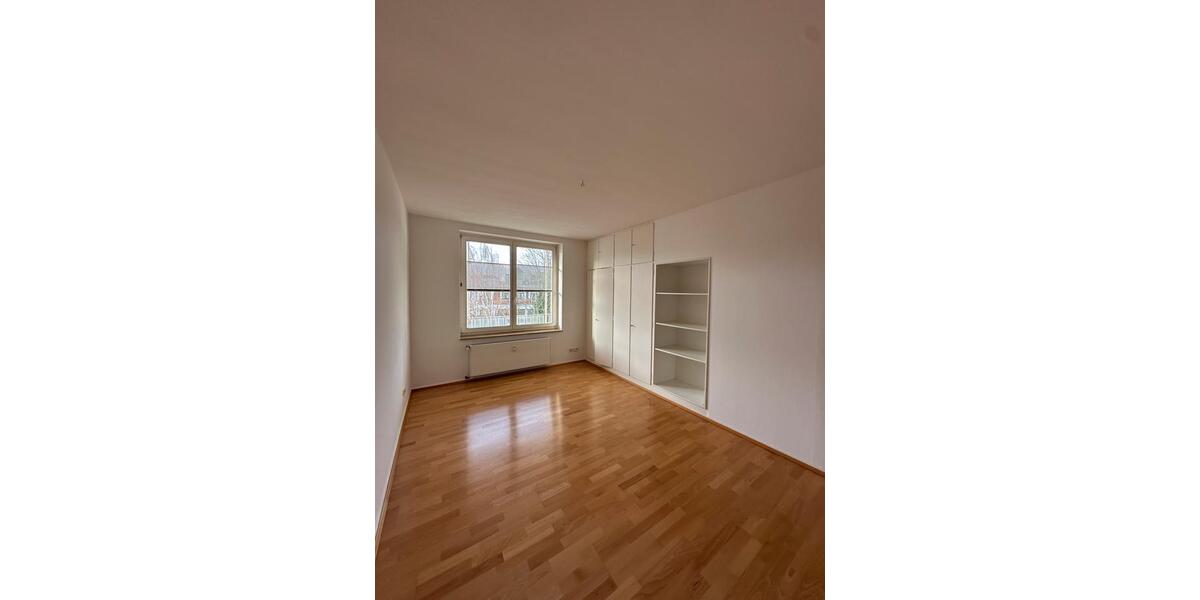 Große, lichtdurchflutete Wohnung - zentral & dennoch ruhig 5 zimmer