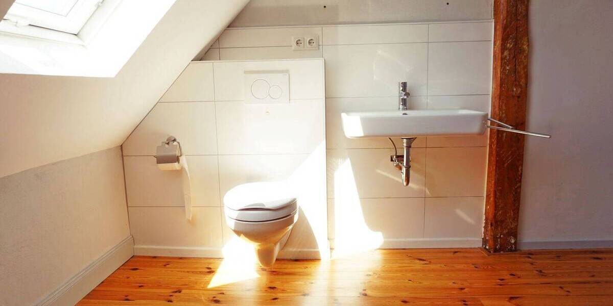 Tolle renovierte 5 Zimmer Dachgeschosswohnung inkl. Einbauküche, historisches saniertes Gebäude, 4 Parteien 5 zimmer