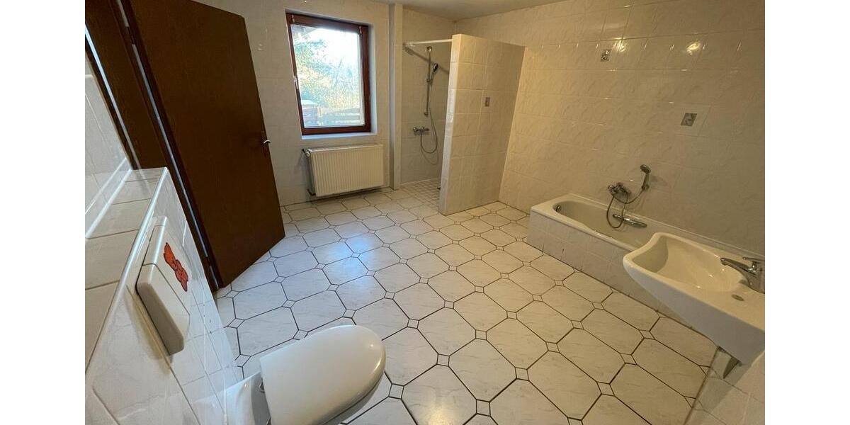 Schönes Einfamilienhaus mit Balkon , Garten, Garage 5 zimmer