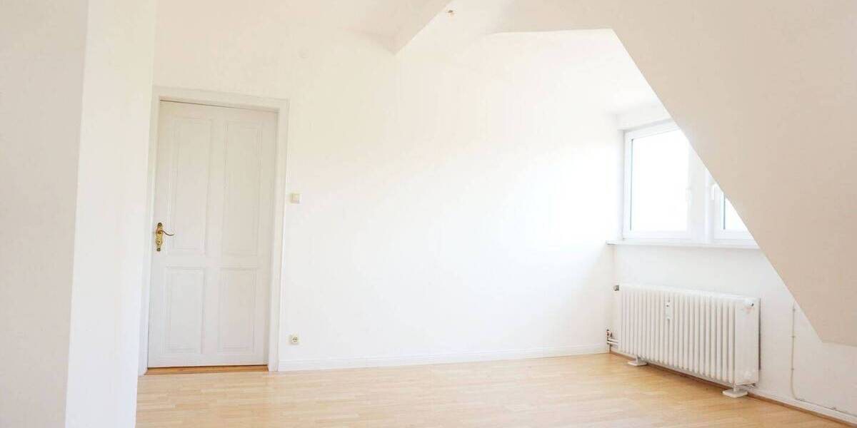 Tolle renovierte 5 Zimmer DG- Wohnung mit Balkon, inkl. Einbauküche, historisches saniertes Gebäude, 4 Parteien 5 zimmer