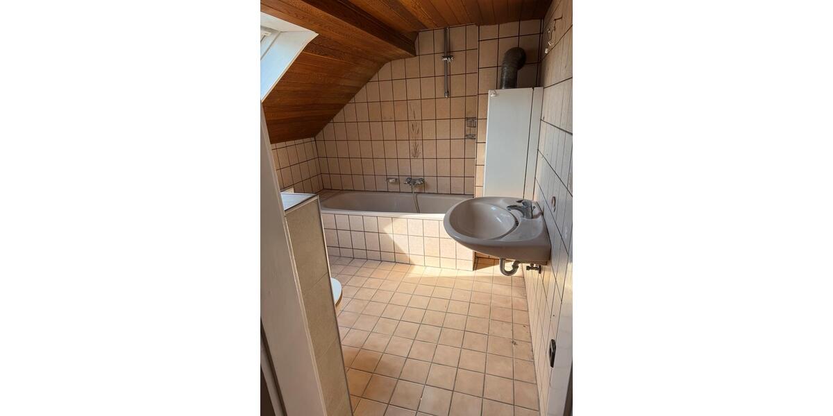 Dachgeschoßwohnung Edermünde - 4 Zimmer, 81 m&sup2;, 650&euro; | Angebot:26129450