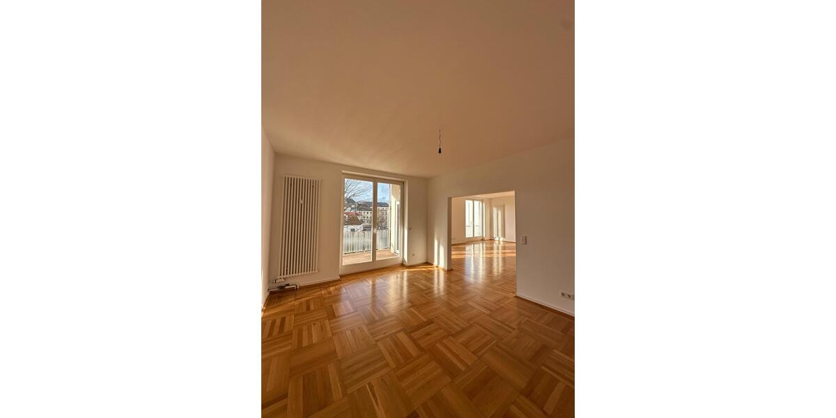 Große, lichtdurchflutete Wohnung - zentral & dennoch ruhig 5 zimmer