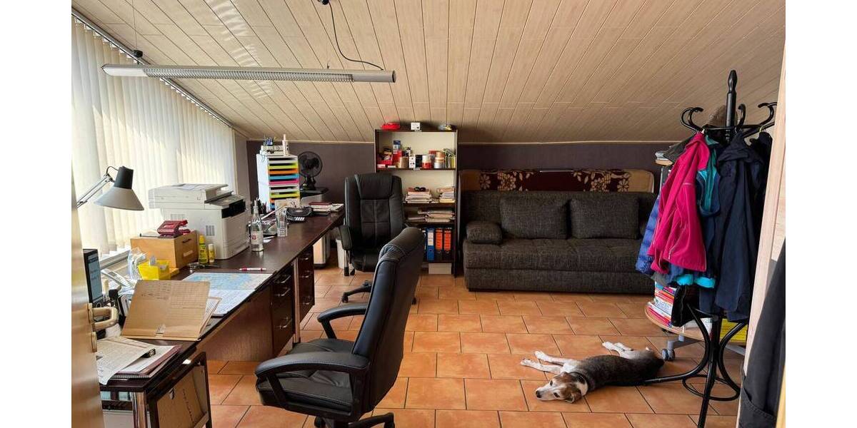 Betriebsgrundstück mit 3 Lagerhallen und einer Wohneinheit zu erwerben zimmer