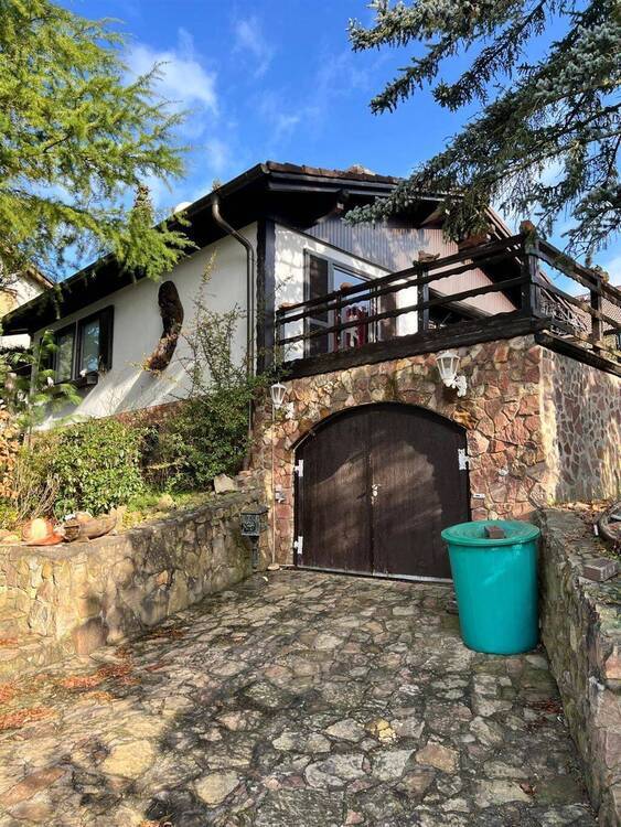 Gemütliches Wohnhaus mit großzügigem Garten und 158m² Nutzfläche.