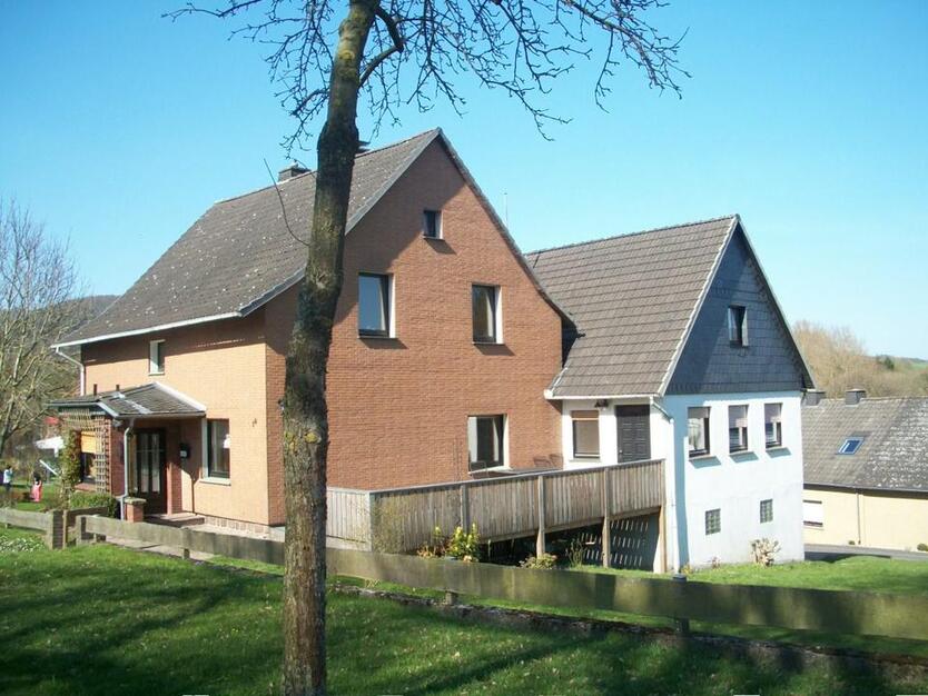 2-Fam. Haus, 2 Häuer 4+5 Zimmer Büro Vollkeller Garagen + Bauland