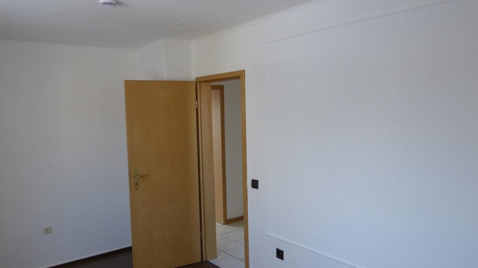 3 Zimmer und 2 Zimmer eine Wohnung auf 2 Etagen Plus Garage 5 zimmer