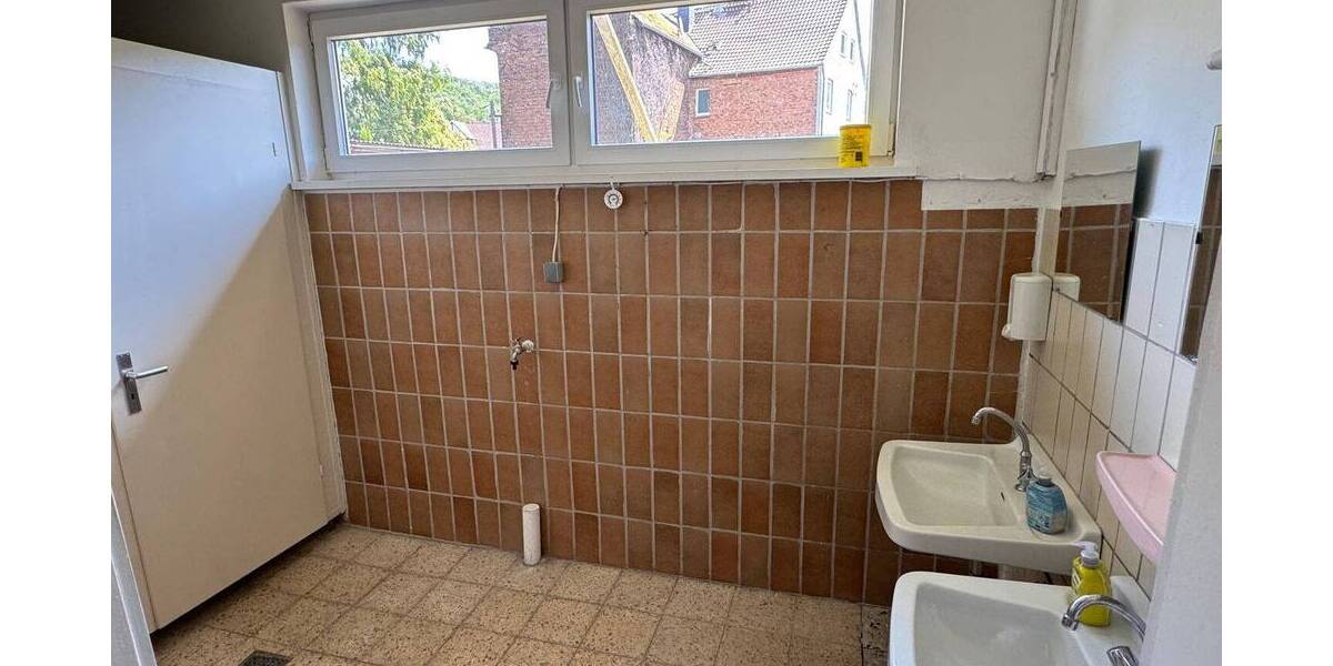 Betriebsgrundstück mit 3 Lagerhallen und einer Wohneinheit zu erwerben zimmer