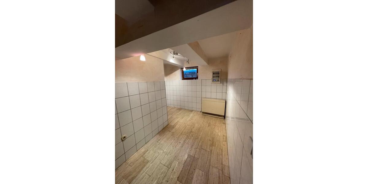 Etagenwohnung Calden - 9 Zimmer, 250 m&sup2;, 1.150&euro; | Angebot:24890915