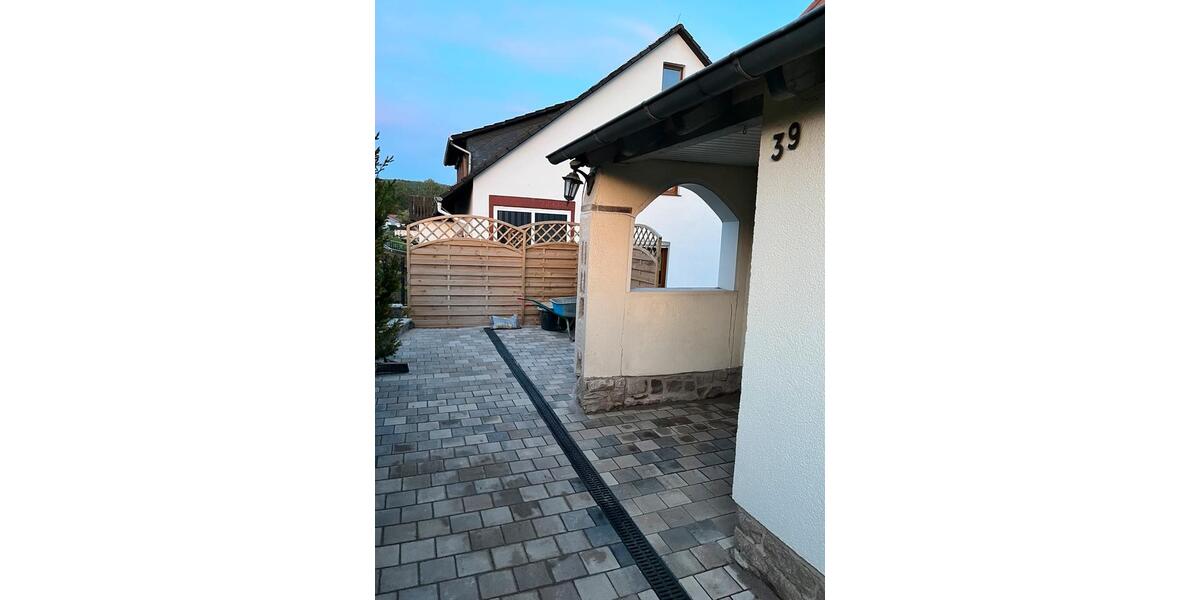 Freistehendes Einfamilienhaus mit großen Garten am Hang 4 zimmer