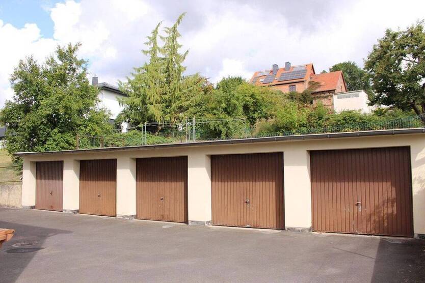 Renovierte 3-Zimmer-Wohnung mit Südbalkon, Garage und Aussicht in ruhiger Lage!