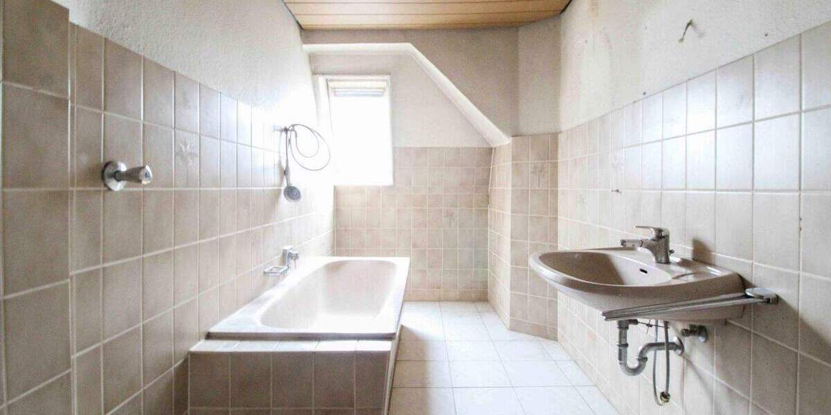 Absolute Gelegenheit: 3 sanierungsbedürftige Wohnungen, ca. 331qm in Kassel-Waldau zu verkaufen 4 zimmer