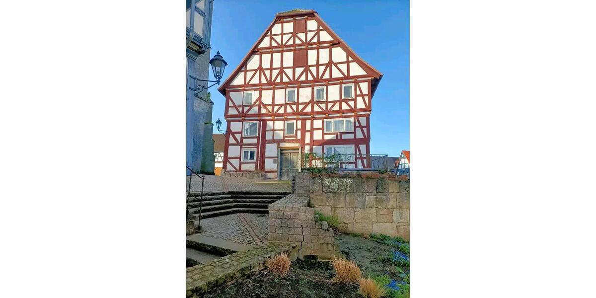 Einfamilienhaus Wolfhagen - 13 Zimmer, 365 m&sup2;, 97.000&euro; | Angebot:26025127