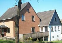 2-Fam. Haus, 2 Häuer 4+5 Zimmer Büro Vollkeller Garagen + Bauland