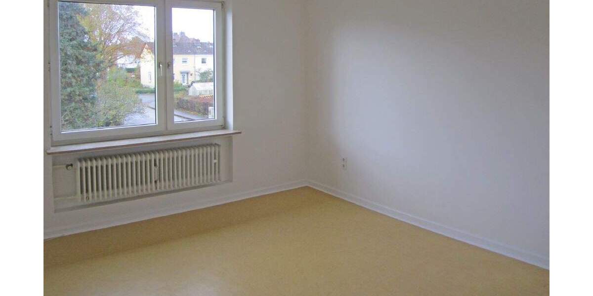 Gepflegtes 3-Familienhaus direkt am Bossentalpark mit 2 Garagen 1 zimmer