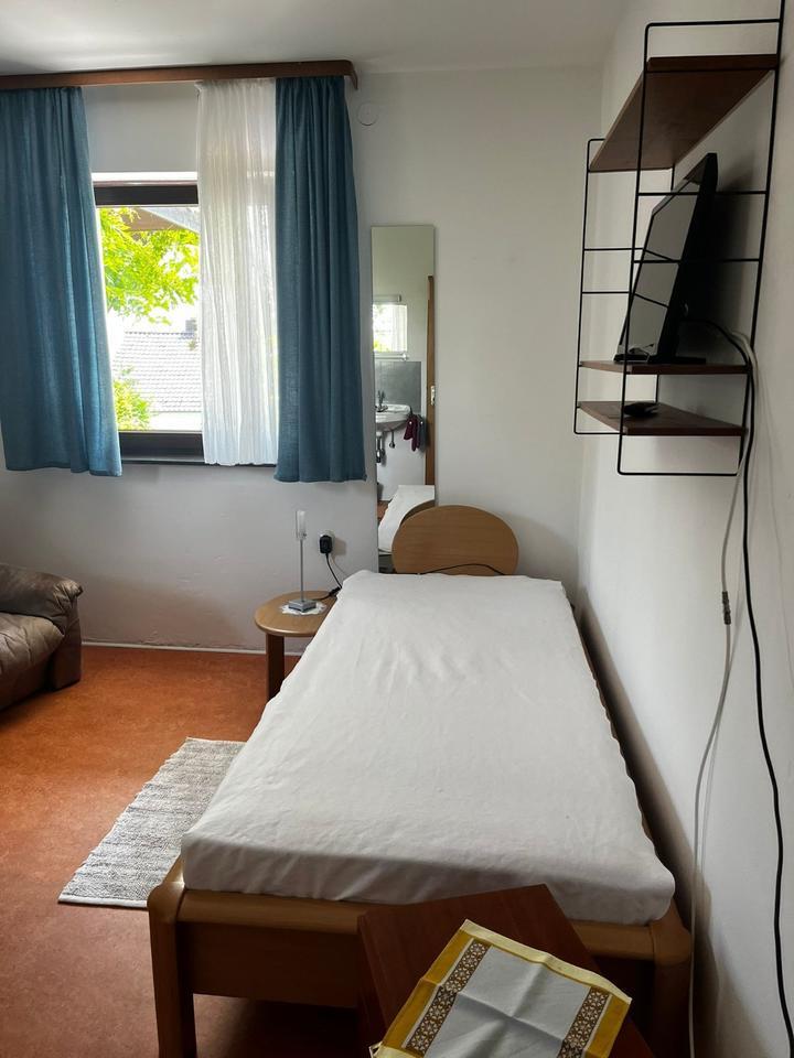Einfach möbliertes Zimmer für Wochenendpendler in Baunatal