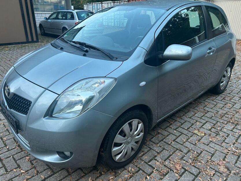 Toyota Yaris 83.200 km 2.500 € Kassel 34132
