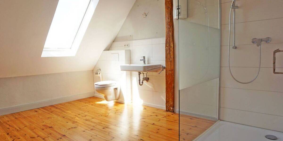 Tolle renovierte 5 Zimmer DG- Wohnung mit Balkon, inkl. Einbauküche, historisches saniertes Gebäude, 4 Parteien 5 zimmer