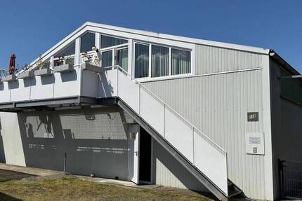 Betriebsgrundstück mit 3 Lagerhallen und einer Wohneinheit zu erwerben zimmer