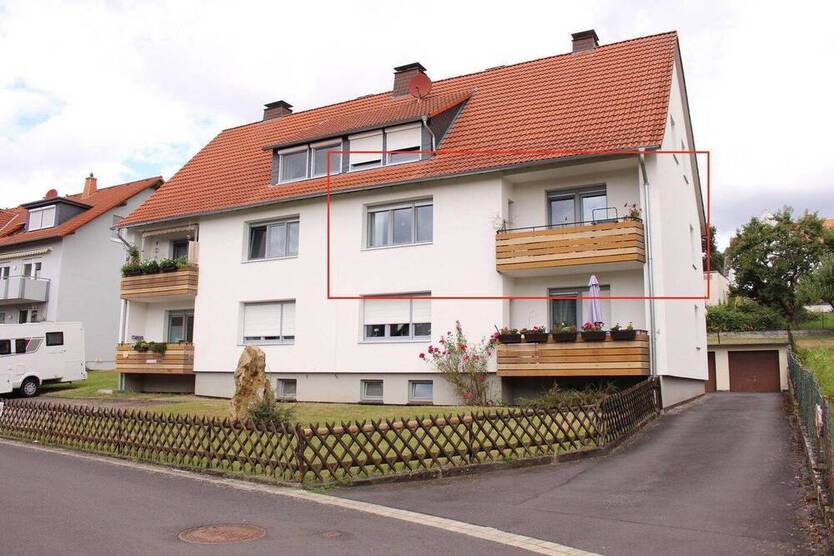 Renovierte 3-Zimmer-Wohnung mit Südbalkon, Garage und Aussicht in ruhiger Lage!