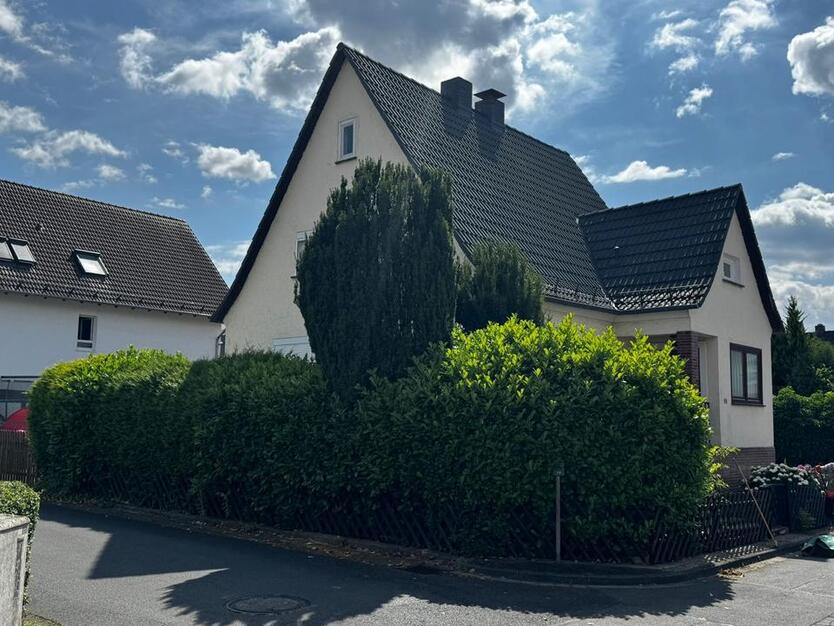 Willkommen zu Ihrem potenziellen neuen Zuhause in Niestetal-Sandershausen, einem charmanten Einfamilienhaus, das 1938 erbaut und in den von 2008-2010 modernisiert wurde. Das unterteilt sich im...