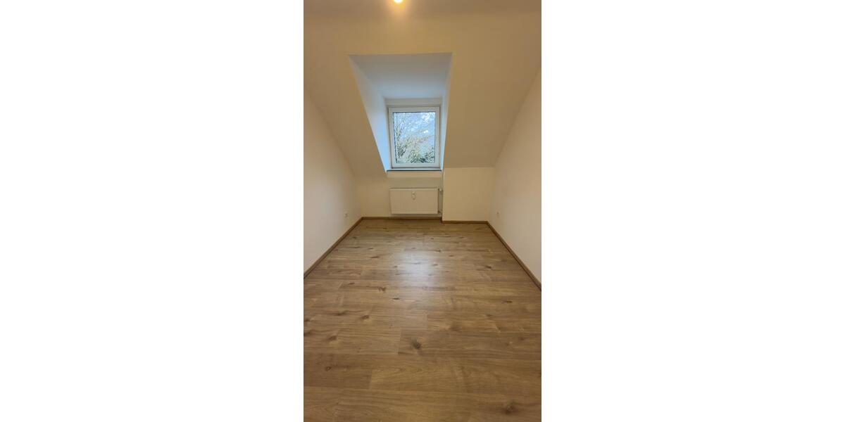 Dachgeschoßwohnung Kassel Niederzwehren - 4 Zimmer, 90 m&sup2;, 980&euro; | Angebot:23653735