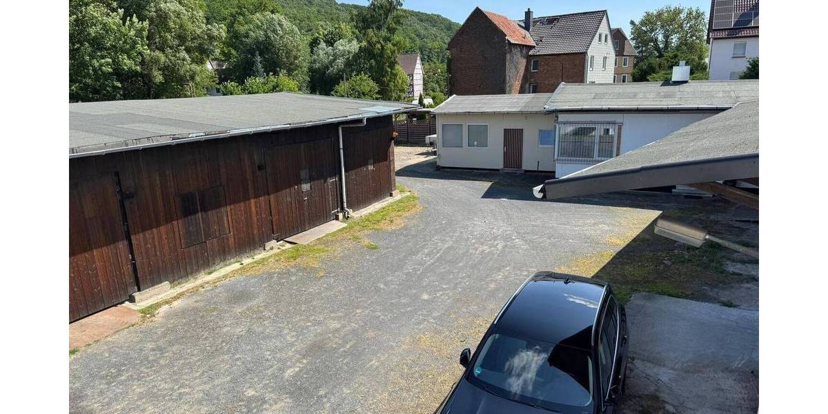 Betriebsgrundstück mit 3 Lagerhallen und einer Wohneinheit zu erwerben zimmer