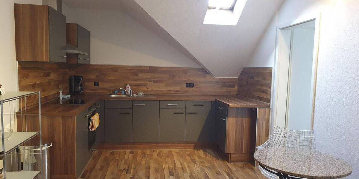 Gemütliche und sehr gepflegte 2-ZKB-Dachgeschosswohnung in Kassel-Süd zu verkaufen! 2 zimmer