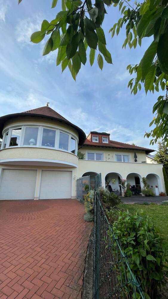 Haus zum Kaufen in Warburg 699.000 € 385 m²