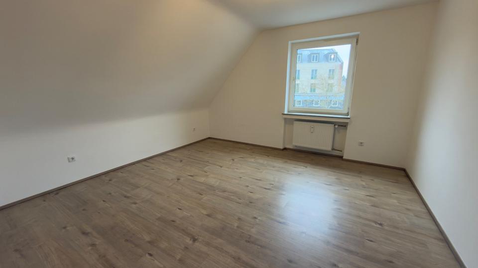 Dachgeschoßwohnung Kassel Niederzwehren - 4 Zimmer, 90 m&sup2;, 980&euro; | Angebot:23653735