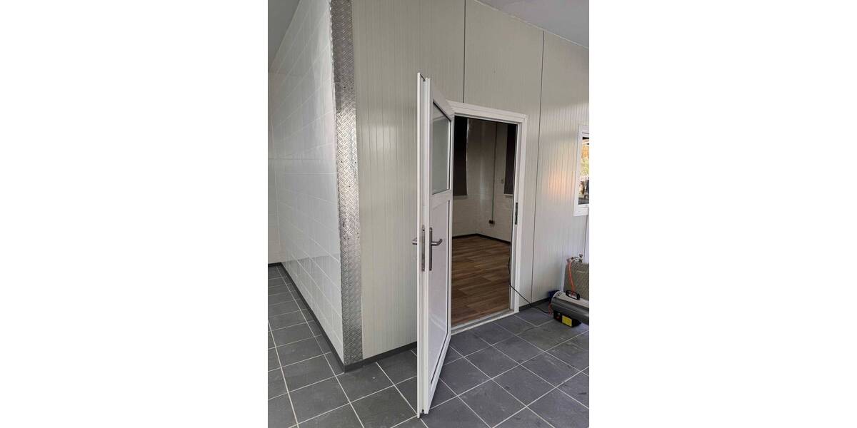 Betriebsgrundstück mit 3 Lagerhallen und einer Wohneinheit zu erwerben zimmer