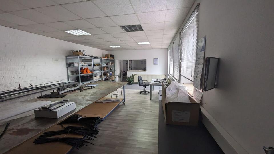 Hallen und Büroflächen am Platz der Deutschen Einheit zimmer