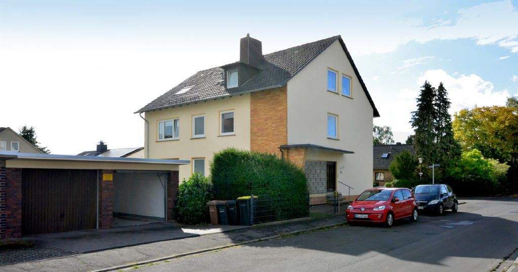 Gepflegtes 3-Familienhaus direkt am Bossentalpark mit 2 Garagen 1 zimmer