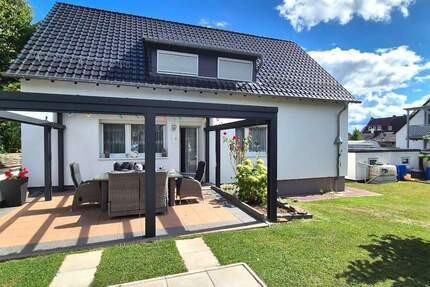 modernisiertes Zweifamilienfertighaus in Kirchditmold mit 3 Garagen und gepflegtem Garten 8 zimmer