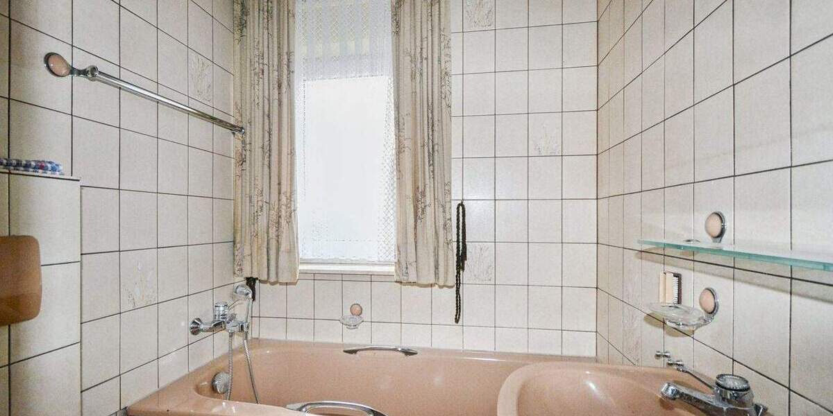 Ruhig gelegenes Zweifamilien-Doppelhaus - Ideal für Familie oder Mehrgenerationenwohnen 8 zimmer